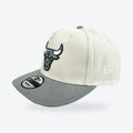 Gorra Bulls New Era Ajustable – crema y gris, vista frontal