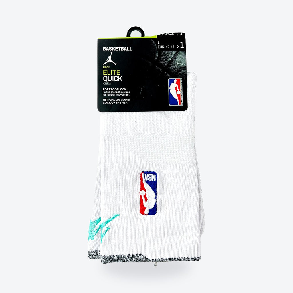 Calcetines Jordan Elite Quick NBA – blancos con detalles grises y logo Jumpman turquesa, en su empaque