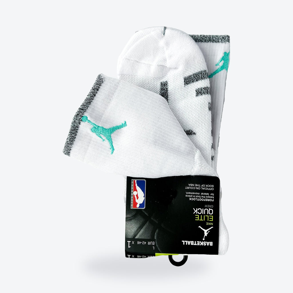 Calcetines Jordan Elite Quick NBA – blancos con detalles grises y logo Jumpman turquesa, en su empaque