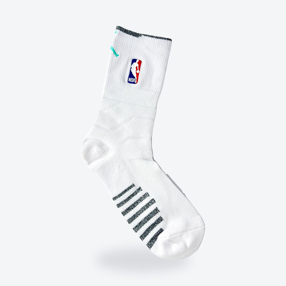 Calcetines Jordan Elite Quick NBA – blancos con detalles grises y logo Jumpman turquesa, vista lateral