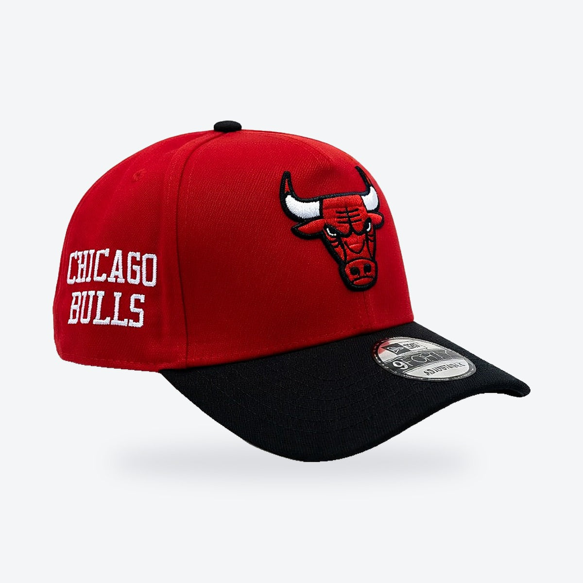 Gorra Bulls New Era Ajustable – roja y negra, vista lateral