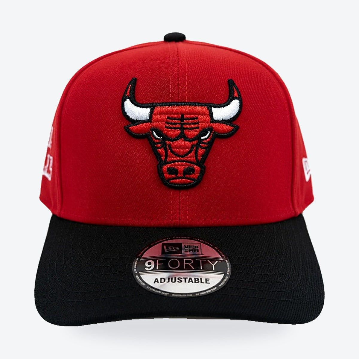 Gorra Bulls New Era Ajustable – roja y negra, vista de frente
