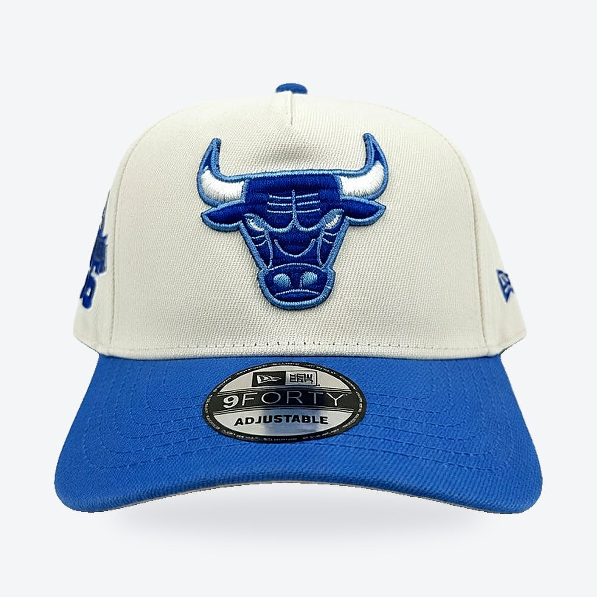 Gorra Bulls New Era Ajustable – crema y azul, vista de frente