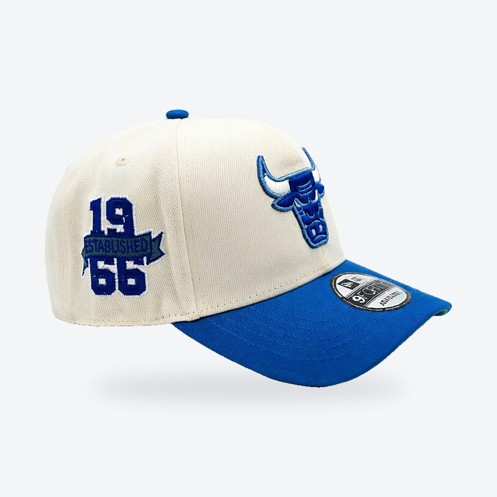 Gorra Bulls New Era Ajustable – crema y azul, vista lateral