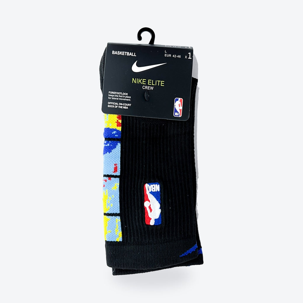 Calcetines Nike Élite Crew – negros con diseño pixel art multicolor, en su empaque