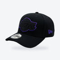 Gorra Lakers New Era Ajustable – negra con logo morado, vista frontal