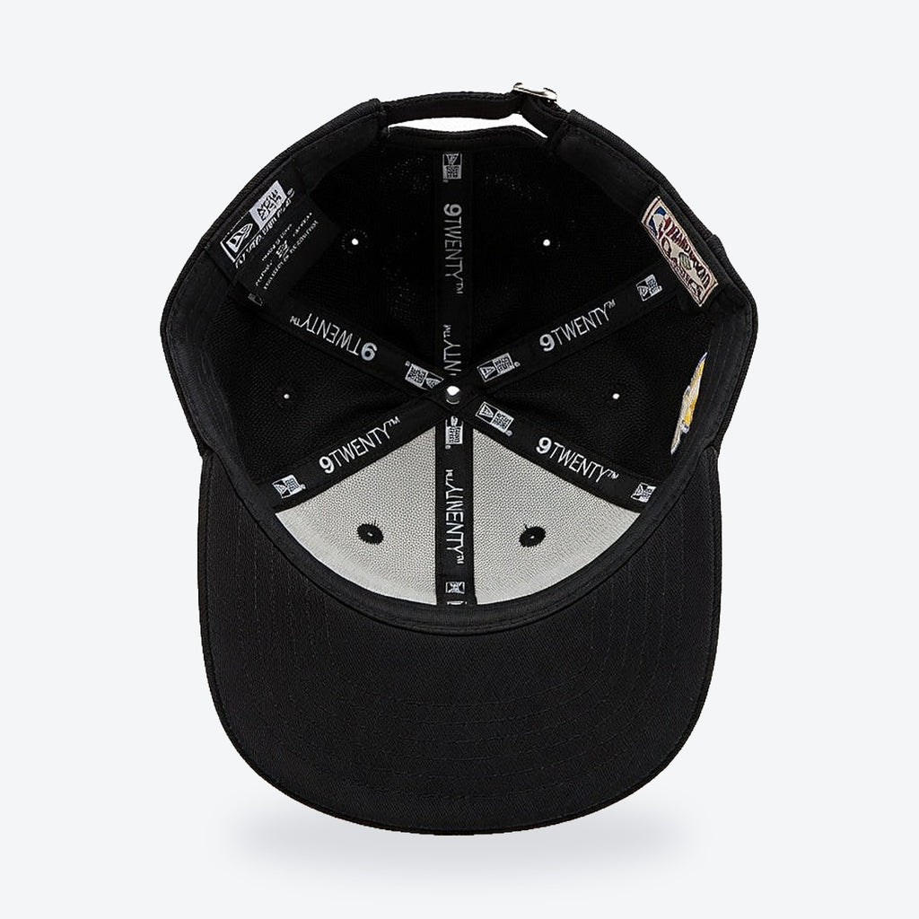 Gorra Lakers New Era Ajustable – negra con logo morado y dorado, vista interior