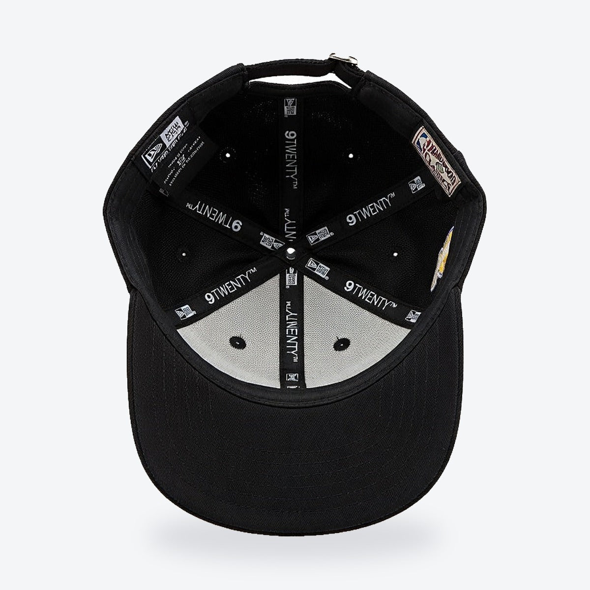 Gorra Lakers New Era Ajustable – negra con logo morado y dorado, vista interior