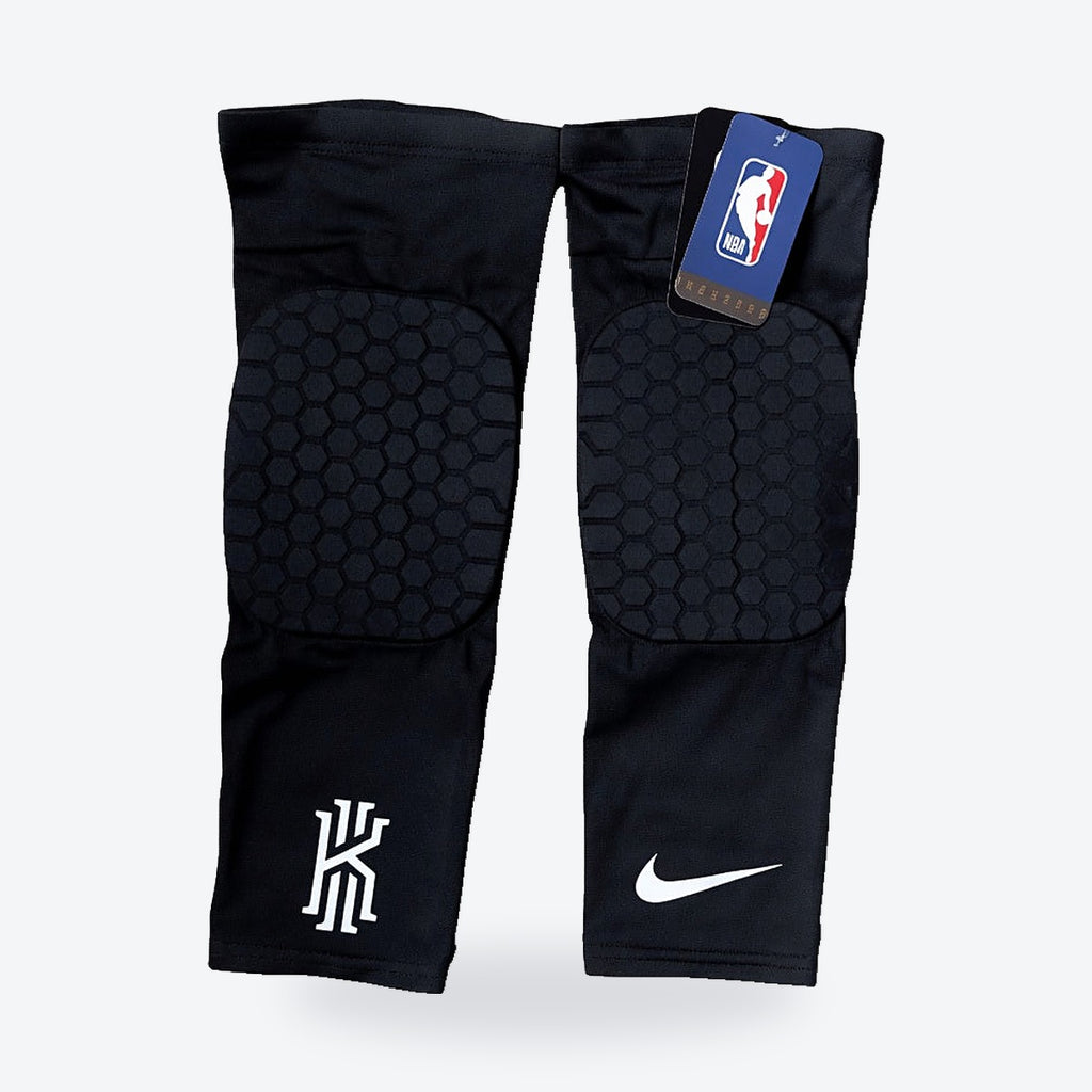 Rodilleras Nike Kyrie Irving – negras, par con su empaque